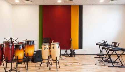 fraster, filt, felt cover, rumafskærmning, roomdivider, akustik, uld filt, inspiration, design, indretning, afskærmning, filtgardin, anne trolles skole